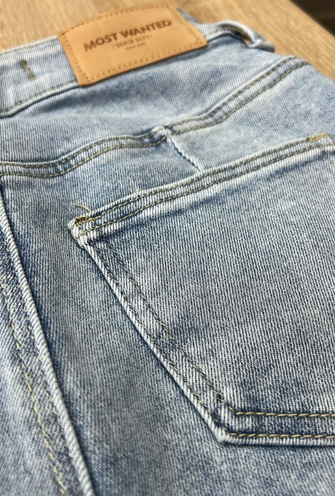 Jean Bota Ancha Straight con Brillos Laterales – Most Wanted