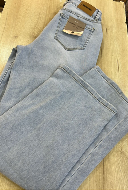 Jeans Straight Ancho Polo Club – Azul Claro con Botones