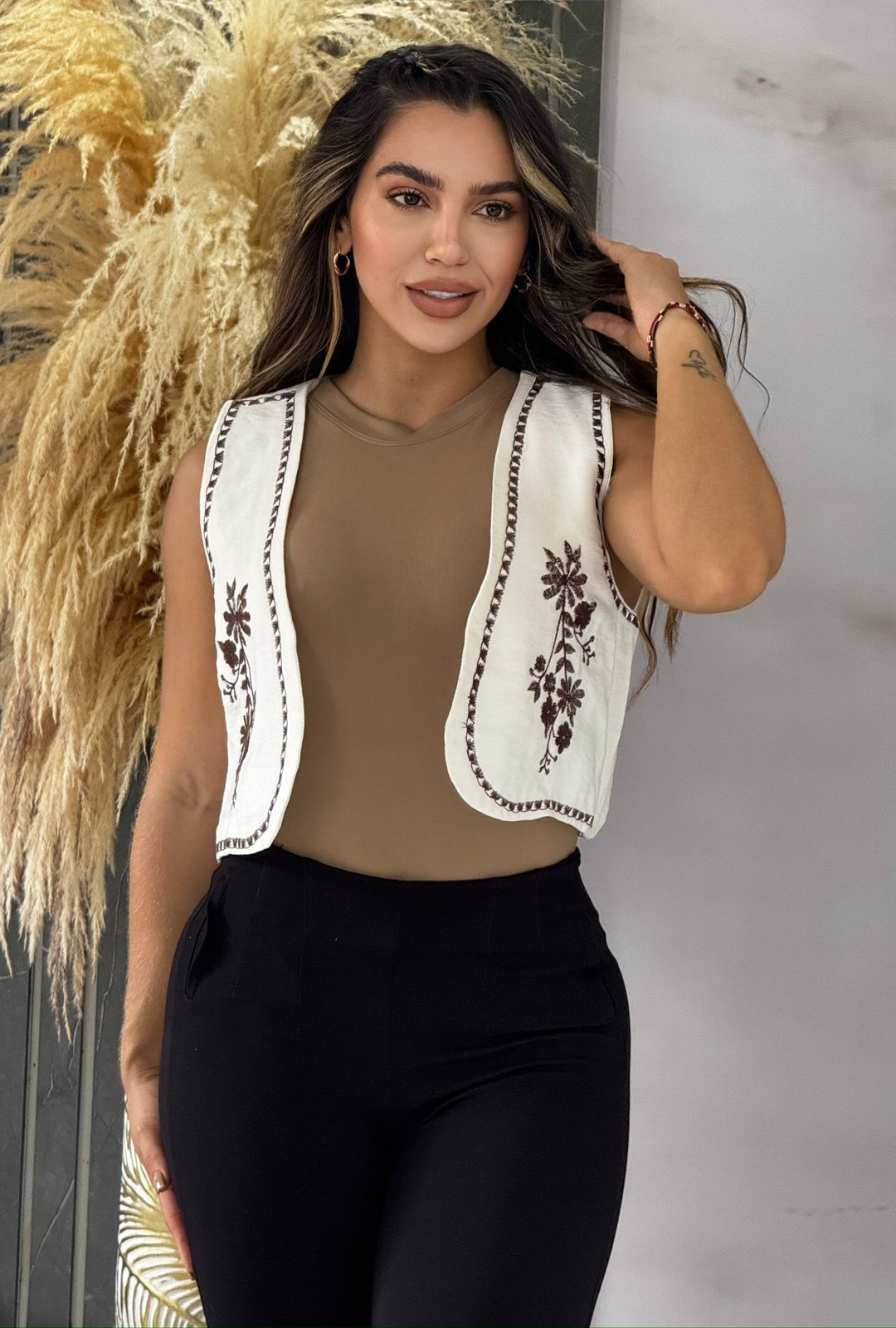 Chaleco bordado de estilo boho–chic,