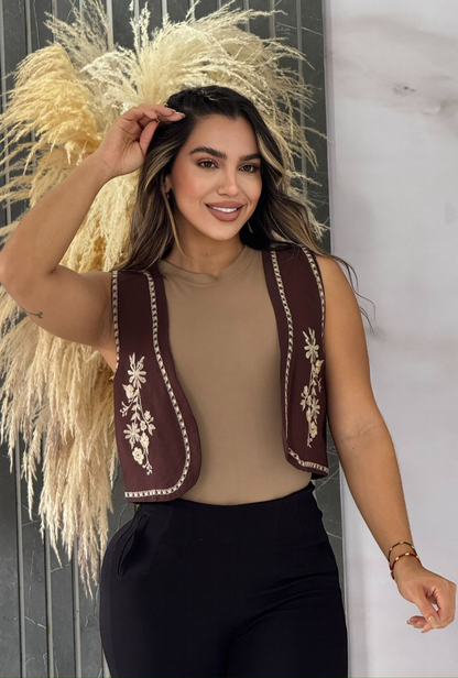 Chaleco bordado de estilo boho–chic,